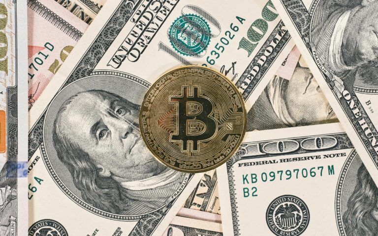 Stablecoins vs Tokenized Deposits A Duel of the Digital Dollars